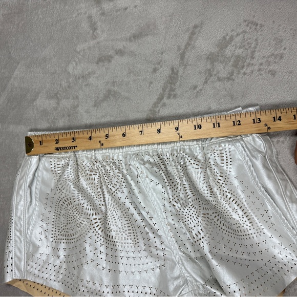 Blank NYC Faux Leather Silver Laser Cut Floral Elastic Waist Shorts Size 25 - Picture 8 of 16